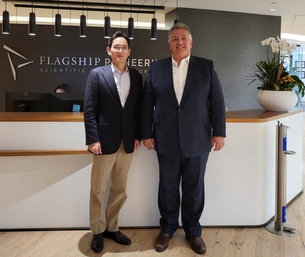 16일(현지시간) 미국 매사추세츠주 캠브리지에서 만난 이재용 삼성전자 부회장(왼쪽)과 누바 아페얀(Noubar Afeyan) 모더나 공동 설립자 겸 이사회 의장(오른쪽)의 모습 (사진=삼성전자)