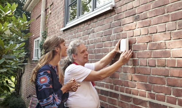 홍보 모델이 '실내 5G 중계기' 제품을 소개하고 있는 모습. (사진=SK텔레콤)