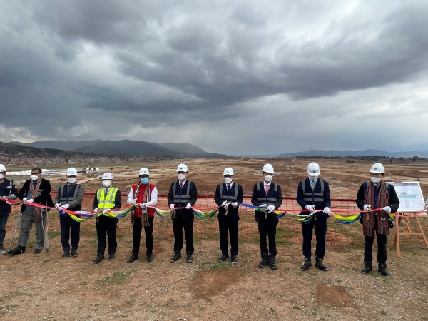 페루 현지에서 현대건설, 국토교통부, 도화엔지니어링 등 관계인사들이 페루 친체로 공항 건설공사 착공식 기념사진을 촬영하고 있다. (사진=현대건설)