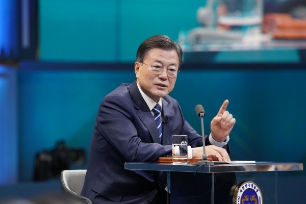 문재인 대통령이 지난 21일 열린 2021 국민과의 대화 '일상으로'에서 국민 패널들의 질문에 답하고 있다. (사진=연합뉴스)