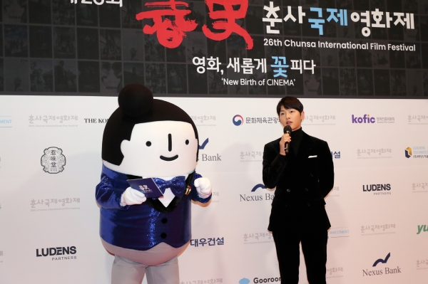 대우건설 캐릭터홍보대사 정대우 과장이 제26회 춘사영화제에 참석해 배우 송중기와 함께 레드카펫에 있다. (사진=대우건설)