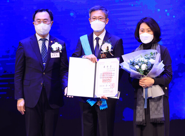 금탑산업훈장을 수훈한 이정배 삼성전자 사장(가운데) (사진=연합뉴스)