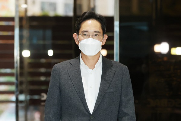 이재용 삼성전자 부회장이 14일 오전 캐나다·미국 출장을 위해 서울 김포비지니스항공센터를 통해 출국하고 있다. (사진=연합뉴스)