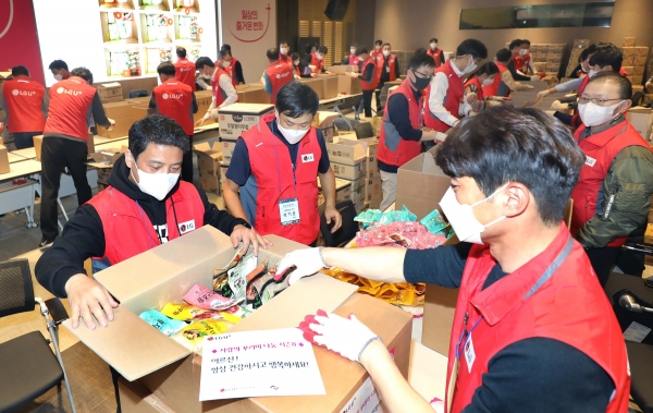 LG유플러스 임직원 및 협력사 자원봉사자들이 사랑의 꾸러미를 제작하는 모습. (사진=LG유플러스)