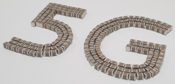 ]5G 기지국용 MLCC로 만든 5G 텍스쳐 (사진=삼성전기)