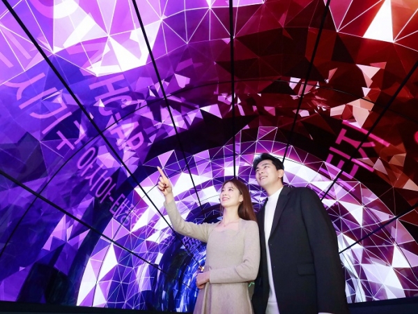 LG전자가 경주 소재 세계유산 미디어 홍보관인 '살롱 헤리티지(Salon Heritage)'에 올레드 플렉서블 사이니지, 투명 올레드 사이니지, LED 사이니지 등을 설치했다. 모델들이 55형 올레드 플렉서블 사이니지 72장으로 조성한 10m 길이 올레드 터널에서 미디어 아트를 감상하고 있다. (사진=LG전자)