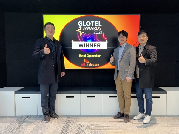 (왼쪽부터)류탁기 SKT 엑세스개발팀장, 최기완, 김동욱 매니저가 기념사진을 촬영하고 있다. (사진=SK텔레콤)