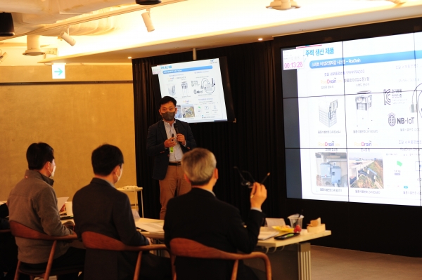 SK에코플랜트는 건설기술 공모전인 '콘테크 미트업데이(ConTech Meet-Up Day)' 시상식을 열고 최종 8개 기업을 선정했다고 밝혔다. 사진은 공모전 참가자가 심사위원을 대상으로 프레젠테이션을 진행하는 모습. (사진=SK에코플랜트)