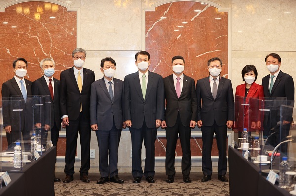 정은보 금융감독원장(가운데)이 9일 오전 서울 여의도 켄싱턴호텔에서 열린 시중은행장과의 간담회에 앞서 참석자들과 기념촬영하고 있다. (왼쪽부터) 진옥동 신한은행장, 박종복 SC제일은행장, 허인 KB국민은행장, 김광수 은행연합회장, 정은보 금융감독원장, 권광석 우리은행장, 박성호 하나은행장, 유명순 씨티은행장, 권준학 NH농협은행장. (사진=연합뉴스)