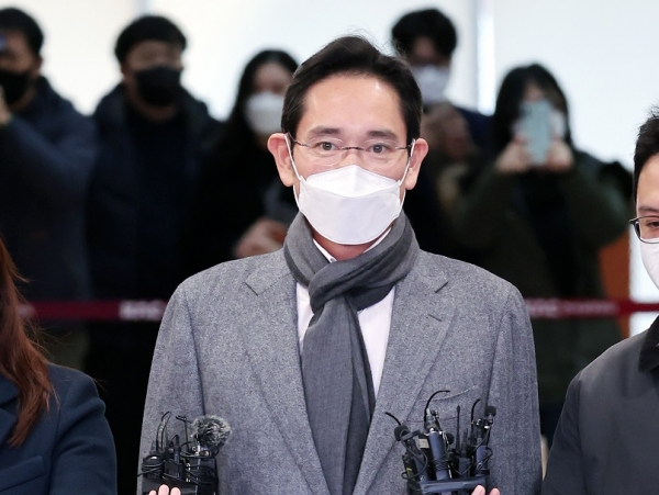 이재용 삼성전자 부회장이 미국 출장을 마친 뒤 24일 오후 서울김포비즈니스항공센터를 통해 귀국해 건물을 나서고 있다. (사진=연합뉴스)