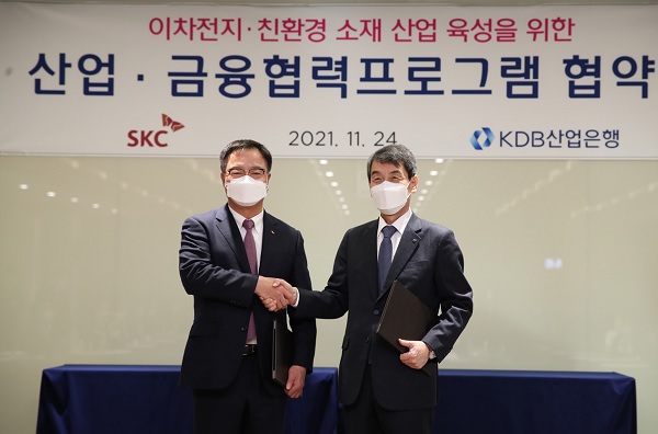 (왼쪽부터) 이완재 SKC 대표이사, 이동걸 산업은행 회장이 24일 전북 정읍 SK넥실리스 공장에서 협약을 맺은 뒤 기념촬영을 하고 있다. (사진=산업은행)