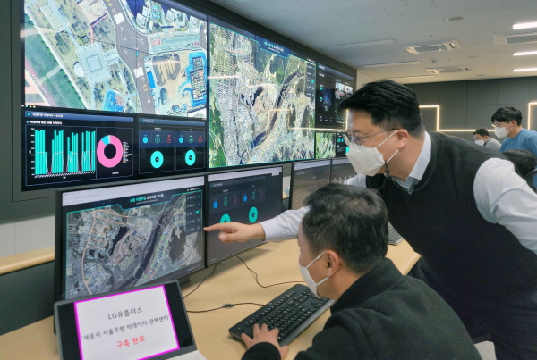 자율주행 빅데이터 관제센터 내부에서 관계자들이 자율주행차량이 보내온 데이터를 분석하고 있는 모습. (사진=LG유플러스)