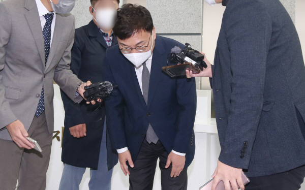 이상직 무소속 의원이 고개 숙이고 있다. (사진=연합뉴스)