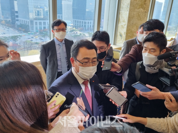 유영상 SK텔레콤 대표가 25일 서울 여의도 루나미엘레에서 과학기술정보통신부 농어촌 5G 공동이용망 시범상용화 행사에 참석한 뒤 기자들의 질문에 답변하고 있다. (사진=이호정 기자)