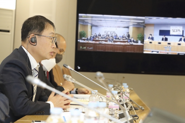 지난 25일 오후 화상으로 진행된 SCFA 총회에 참석한 구현모 KT 대표가 협약서에 서명 후 기념촬영을 하는 모습. (사진=KT)