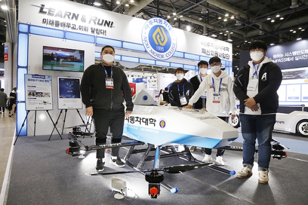 아주자동차대학 9명의 학생들이 제작한 UAM '수직 이착륙 플라잉 카' (왼쪽부터) 권경민, 박성민, 김준성교수, 권영빈, 최종우 학생이 포즈를 취하고 있다. (사진= 권진욱 기자)