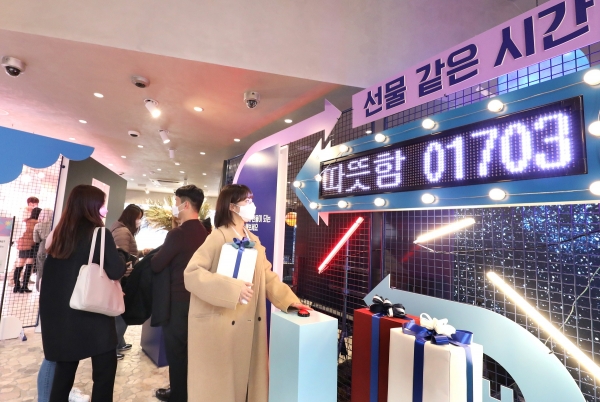 LG유플러스 모델이 일상비일상의 틈 1층에 마련된 체험존에서 기부에 참여하는 모습. (사진=LG유플러스)