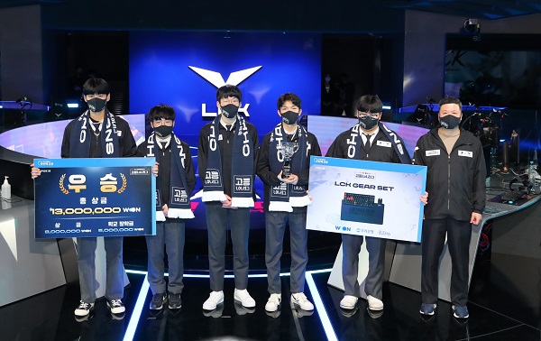 권광석 우리은행장(오른쪽)이 우승팀인 아현산업정보학교 학생들과 기념촬영을 하고 있다. (사진=)