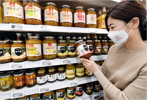 서울 강서구 등촌동 홈플러스 강서점에서 주부 모델이 액상차를 살펴보고 있다. (사진=홈플러스) 