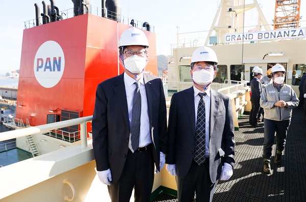 29일 대우조선해양 옥포조선소에서 신흥식 캠코 사장 직무대행(왼쪽)과 김귀수 캠코 기업지원본부장이 그랜드 보난자호 명명식을 마친 후 기념촬영을 하고 있다. (사진=캠코)