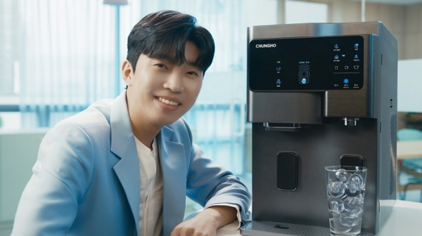 '청호 언택트 얼음정수기' TVC 스틸컷 (사진=청호나이스)