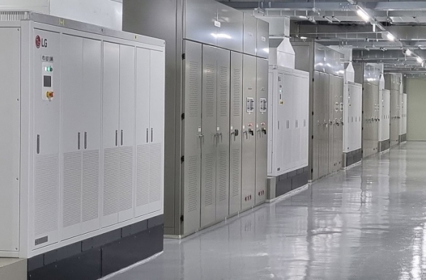 LG전자가 한국동서발전과 함께 KG동부제철 당진공장에 구축 완료한 국내 최대 규모 피크 저감용 에너지저장장치(ESS). (사진=LG전자)