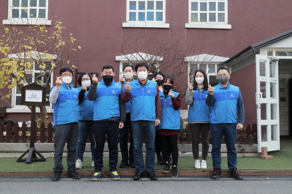 29일 서울시 중구 남산원에서 열린 기부금 전달식에서 김성한 DGB생명 대표이사(가운데)와 이종원 노조위원장(오른쪽) 및 DGB생명 임직원들이 기념촬영을 하고 있다. (사진=DGB생명)