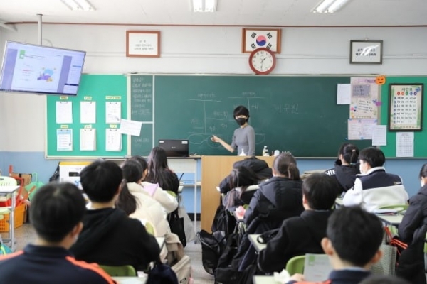 이유진 공인회계사가 지난 25일 한영중학교에서 회계교육을 하고 있다.(사진=한국공인회계사회)