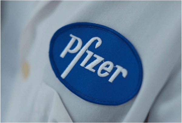 화이자 임직원 연구복 어깨에 붙은 로고. (사진=화이자 홈페이지 캡처) 