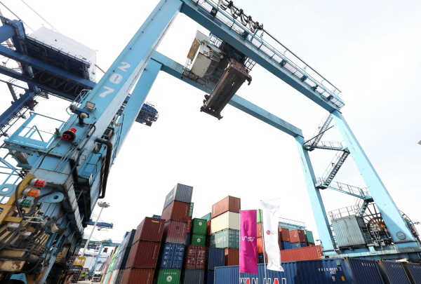 부산항 신감만부두에 구축된 5G 원격제어 크레인. (사진=LG유플러스)