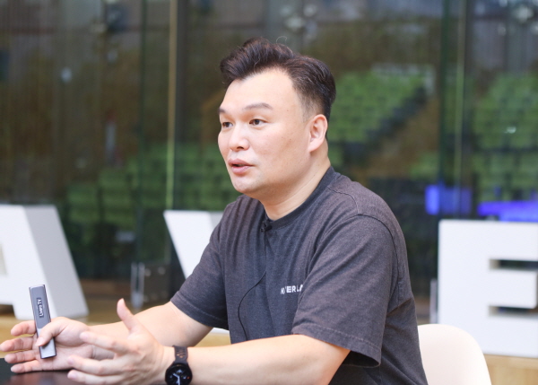 네이버랩스의 아크버스에 대해 설명 중인 석상옥 네이버랩스 대표. (사진=네이버)