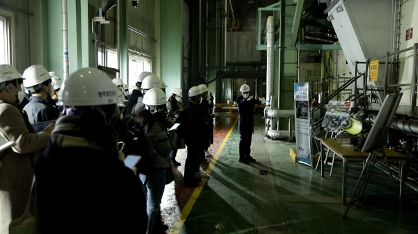한국서부발전 평택발전본부를 견학중인 기자들 (사진=한화임팩트)