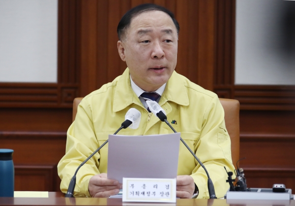 홍남기 경제부총리 겸 기획재정부 장관이 2일 정부서울청사에서 열린 '제49차 비상경제 중앙대책본부 회의'를 주재하고 있다. (사진=연합뉴스)