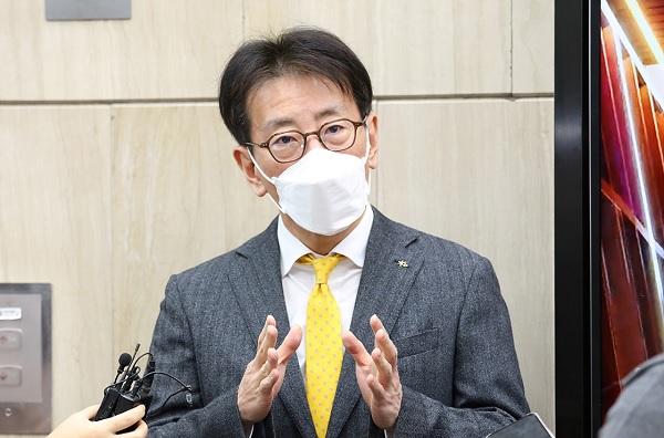 이재근 KB국민은행장 내정자가 2일 오전 서울 여의도 국민은행 본점으로 출근하며 취재진의 질문에 답변하고 있다. (사진=연합뉴스)