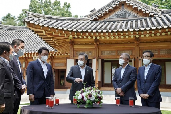 문재인 대통령이 2일 청와대 상춘재에서 4대그룹 대표 초청 간담회에 앞서 환담하고 있다. 왼쪽부터 유영민 비서실장, 구광모 LG그룹 회장, 최태원 SK그룹 회장, 문재인 대통령, 정의선 현대자동차그룹 회장. 김기남 삼성전자 부회장. (사진=청와대)