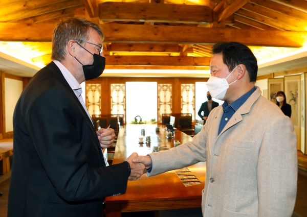 최태원 SK 회장(오른쪽)이 지난 3일 서울 종로구 SK서린빌딩에서 스웨덴 EQT파트너스 콘니 욘슨 회장을 만나 악수하고 있다. (사진=SK)