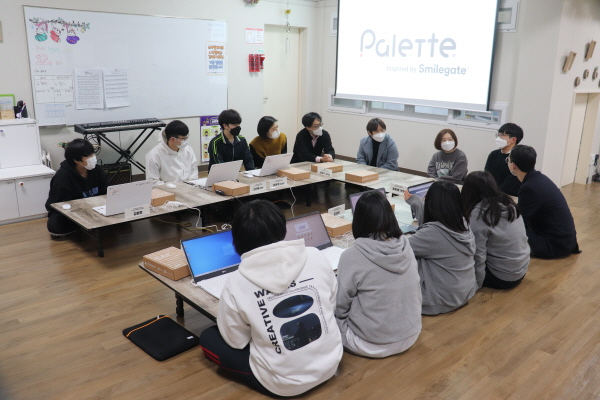 SGM 사회참여부문 멘토들과 김재우 어썸피스 대표, 구립 문정 1동 지역아동센터 청소년들이 간담회를 하고 있는 모습. (사진=스마일게이트)