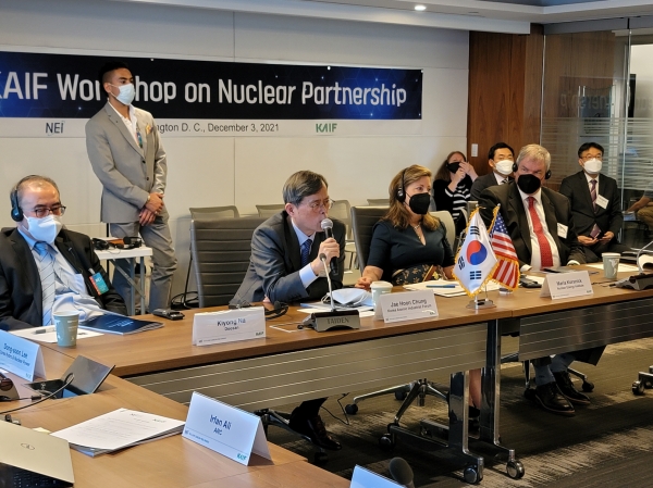 정재훈 한국수력원자력 사장(왼쪽 두번째)이 2일과 3일(현지시각) 미국 워싱턴 DC에서 개최된 '한·미 원자력 산업계 협력방안 모색을 위한 한미 원자력협력 워크숍'에서 발언하고 있다.