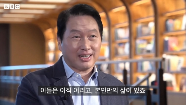 최태원 SK그룹 회장이 인터뷰 질문에 답하고 있다. (사진=BBC코리아 유튜브 캡처)