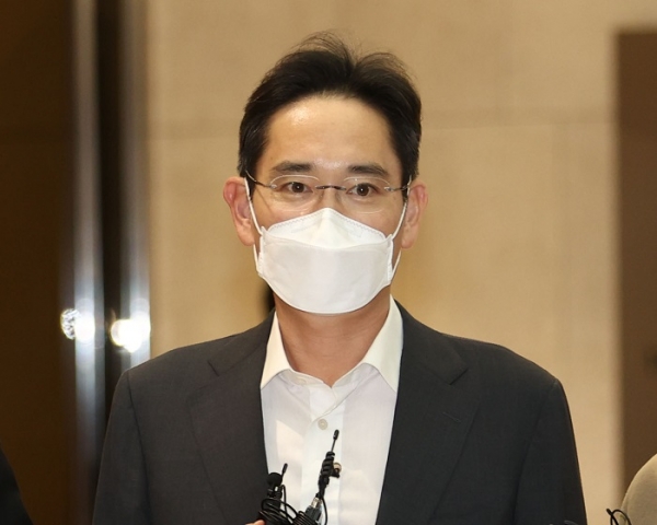 이재용 삼성전자 부회장이 아랍에미리트(UAE) 출장을 위해 6일 오후 서울김포비지니스항공센터를 통해 출국하고 있다. (사진=연합뉴스)