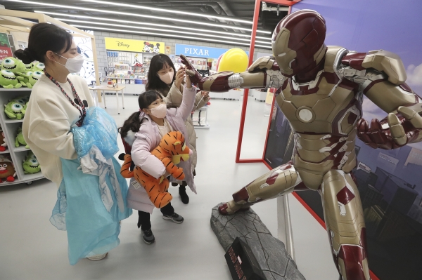 KT M&S는 7일 서울 서남부 최대 쇼핑몰인 영등포 타임스퀘어 내에 76평 규모의 대규모 디즈니 캐릭터 상품 체험형 전문매장을 열었다. (사진=KT M&S)