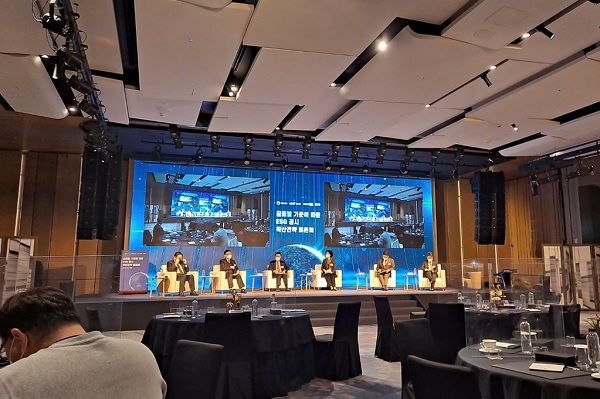 7일 서울 여의도 페어몬트 호텔에서 개최된 '글로벌 기준에 따른 ESG공시 확산 전략' 토론회에서 2차세션인 좌담회가 진행되고 있다. (왼쪽부터) 이인형 자본시장연구원 선임연구위원, 정우용 한국상장회사협의회 정책부회장, 김의형 한국회계기준원장, 심인숙 기업지배구조원장, 이윤수 금융위 자본시장정책관, 임재준 한국거래소 부이사장. (사진=금융위원회)