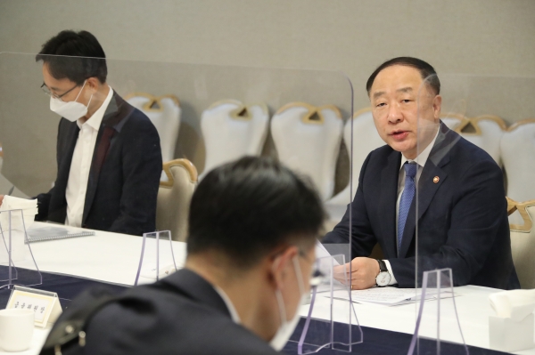 홍남기 경제부총리 겸 기획재정부 장관이 8일 정부서울청사에서 열린 '제34차 부동산시장 점검 관계장관회의'에서 발언하고 있다. (사진=연합뉴스)