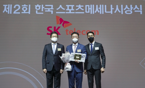 (왼쪽부터) 황희 문화체육관광부 장관, 김희섭 SK텔레콤 커뮤니케이션담당, 김정환 펜싱 남자 사브르 국가대표 선수가 기념사진을 촬영하고 있다. (사진=SK텔레콤)