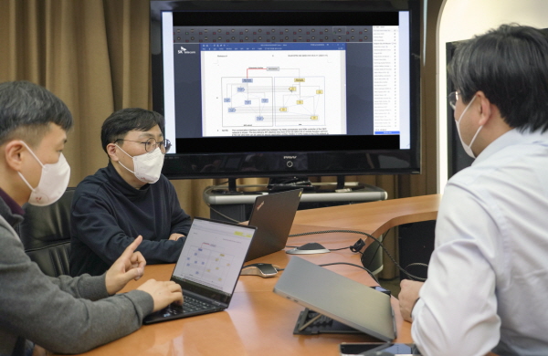 ETSI 표준화 회의에 참석한 SK텔레콤 연구원이 화상회의를 하고 있다. (사진=SK텔레콤)