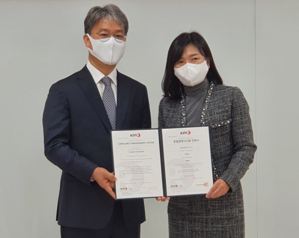 10일 서울 영등포구 한국경영인증원에서 열린 준법경영시스템 인증서 수여식에서 김태형 한화솔루션 컴플라이언스실 상무(왼쪽)와 황은주 한국경영인증원 대표가 기념촬영을 하고 있다. (사진=한화솔루션)