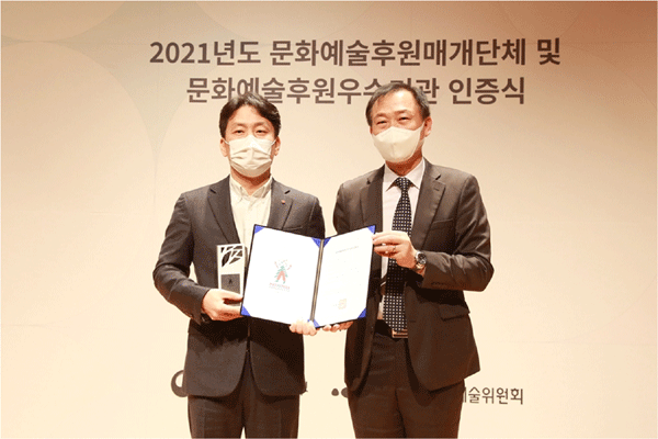 윤지환 롯데홈쇼핑 마케팅부문장(왼쪽)이 지난 10일 서울 종로구 서울역사박물관에서 문화예술후원 우수기관 인증을 받은 뒤 윤성천 문화체육관광부 예술정책관과 기념사진을 찍고 있다. (사진=롯데홈쇼핑) 