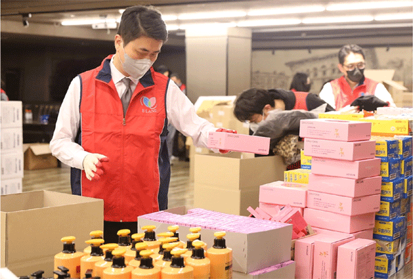 최운식 이랜드월드 대표이사(왼쪽 첫째)를 비롯한 이랜드그룹 임직원등이 지난 7~8일 서울 금천구 이랜드사옥에서 저소득층 한부모가정에 나눠줄 천사박스를 포장하고 있다. (사진=이랜드재단)