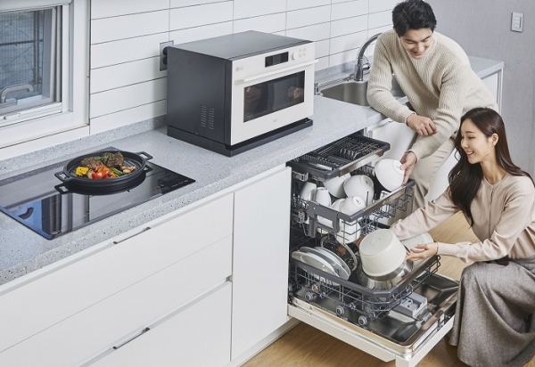 LG전자가 26일까지 경기도 양평에 위치한 럭셔리 펜션에서 주방 신가전 3총사를  체험할 수 있는 'LG 디오스 인생주방과 함께하는 1박 2일 여행' 참가자를 모집한다. 모델들이 LG 디오스 광파오븐, LG 디오스 전기레인지, LG 디오스 식기세척기 스팀을 체험하고 있다. (사진=LG전자)