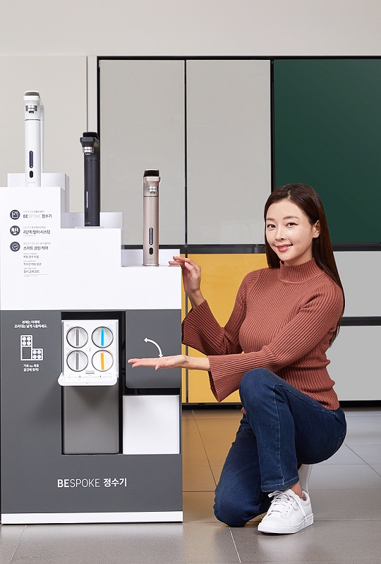 삼성전자 모델이 삼성 디지털프라자 강남본점에서 세계 최초로 미국 NSF 인터내셔널로부터 '미세 플라스틱(Microplastics)' 제거 성능을 인증 받은 '비스포크 정수기'를 소개하고 있다. (사진=삼성전자)